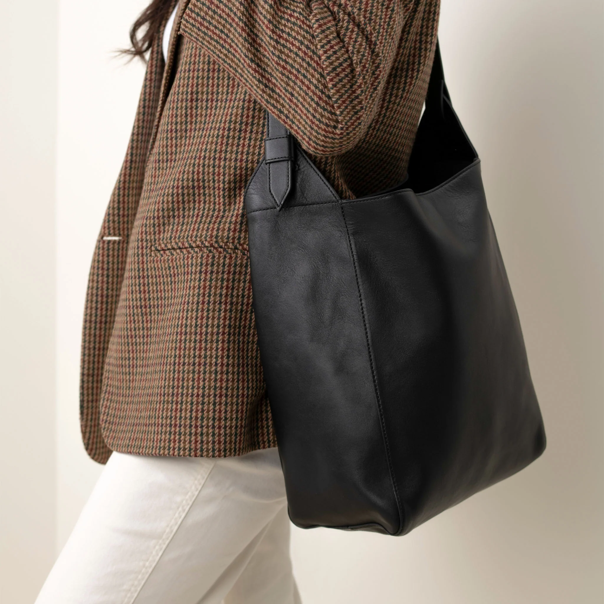 Cecilia Go-To Shoulder Bag Black - Image 4