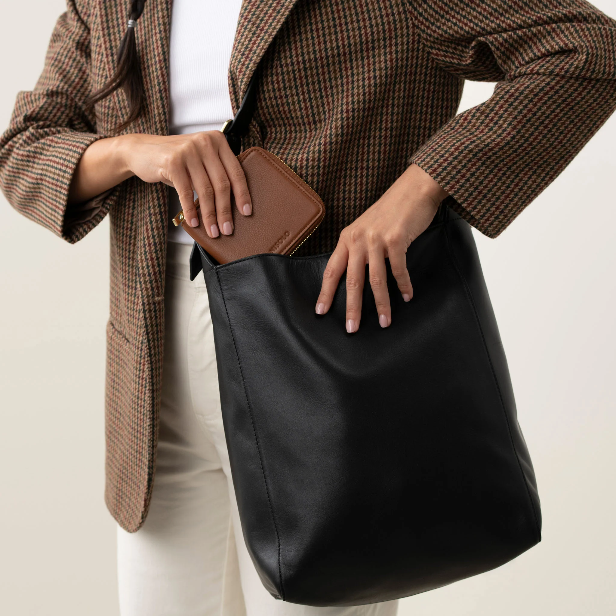 Cecilia Go-To Shoulder Bag Black - Image 5